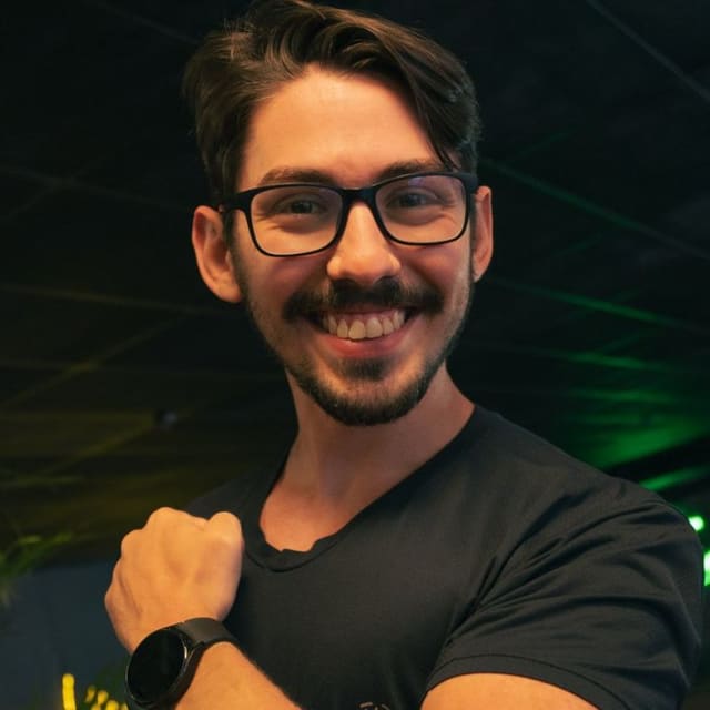 Retrato de Caio Gatti, personal trainer em Bauru, sorrindo na academia